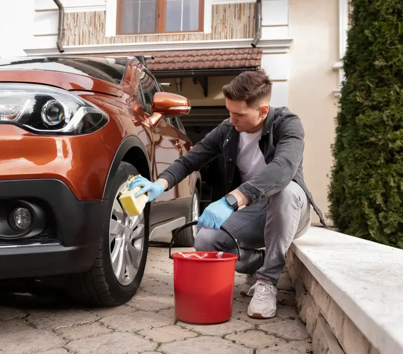 Lavage auto à domicile Lamotte-du-Rhône : professionnel intervenant sur un véhicule